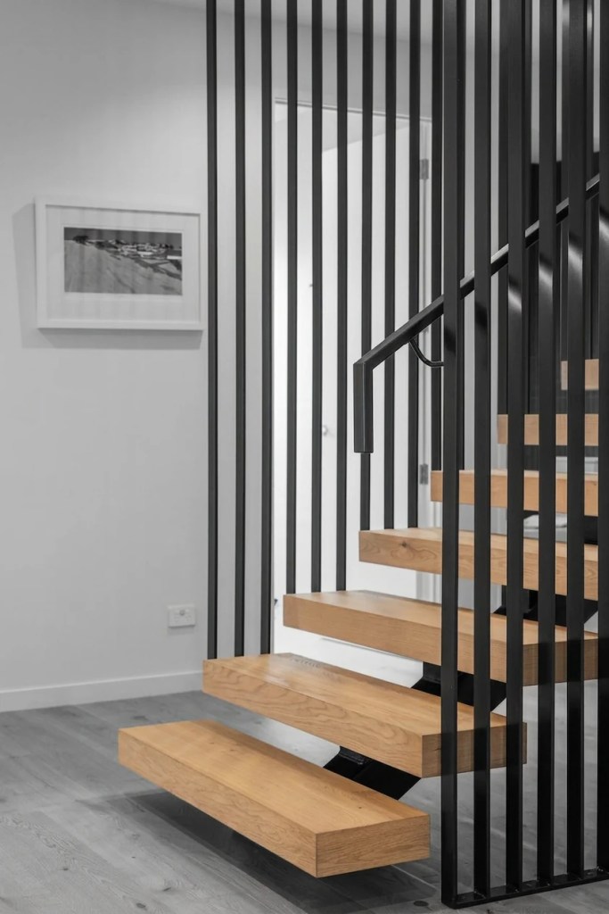 Floating oak staircase on an SHS with a metal screen and a colour pop